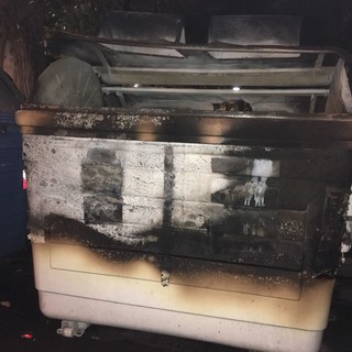 Torna la paura per i cassonetti incendiati a Savona