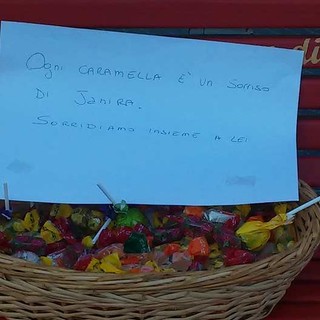 A Finale Ligure caramelle e palloncini per ricordare Janira