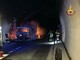 Camion in fiamme in galleria: soccorsi alle prese con la nube di fumo per salvare gli intossicati (VIDEO)