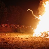 Carcare, torna il falò di San Giovanni: tradizione millenaria per augurare un buon raccolto Carcare, torna il falò di San Giovanni: tradizione millenaria per augurare un buon raccolto