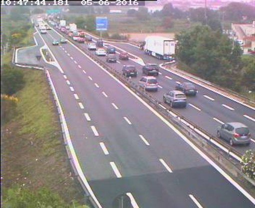 Domenica a rischio "bollino nero" su strade e autostrade, code a tratti tra Andora e Spotorno