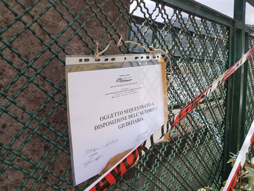 Incidente a scuola ad Albenga, cancello esce dal suo asse e ferisce lievemente una maestra Incidente a scuola ad Albenga, cancello esce dal suo asse e ferisce lievemente una maestra