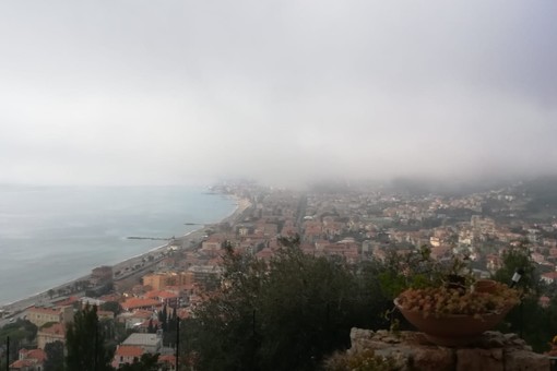 Un'altra giornata di "Caligo" in Liguria: la riviera avvolta dalla nebbia di mare Un'altra giornata di "Caligo" in Liguria: la riviera avvolta dalla nebbia di mare