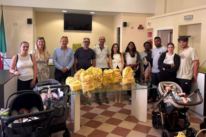 Benvenuti piccoli cittadini: consegnati i kit per i neonati a Cairo (FOTO)