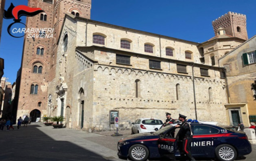 Albenga, in possesso di sostanze stupefacenti viene fermato ma oppone resistenza e colpisce i carabinieri: arrestato