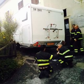 Tovo San Giacomo, camper di olandesi incastrato in via Portio a Bardino Vecchio