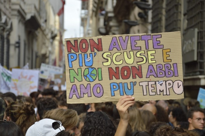 Fridays For Future: a Genova scendono in piazza 5 mila studenti (VIDEO)