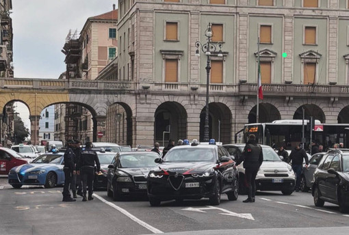 Savona, intervento dei Carabinieri in Piazza Mameli: auto fermata, traffico bloccato