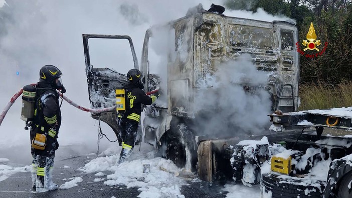 A10, camion prende fuoco poco prima del casello di Varazze: traffico in tilt A10, camion prende fuoco poco prima del casello di Varazze: traffico in tilt