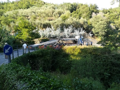 Giustenice: camion incastrato sulla Strada Provinciale