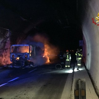 Camion in fiamme in galleria: soccorsi alle prese con la nube di fumo per salvare gli intossicati (VIDEO)