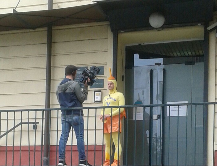 Ascensore troppo piccolo per la sedia a rotelle, prigioniera in casa a Savona: interviene "Striscia la Notizia"