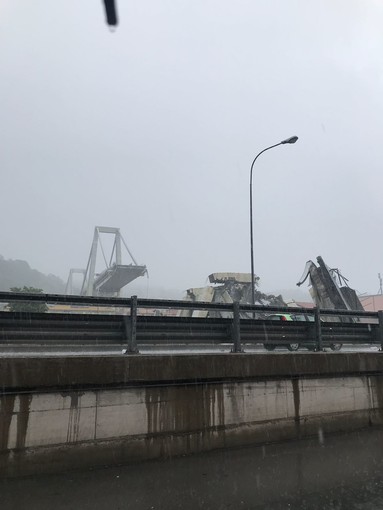 Disastro a Genova: crolla il ponte dell'autostrada