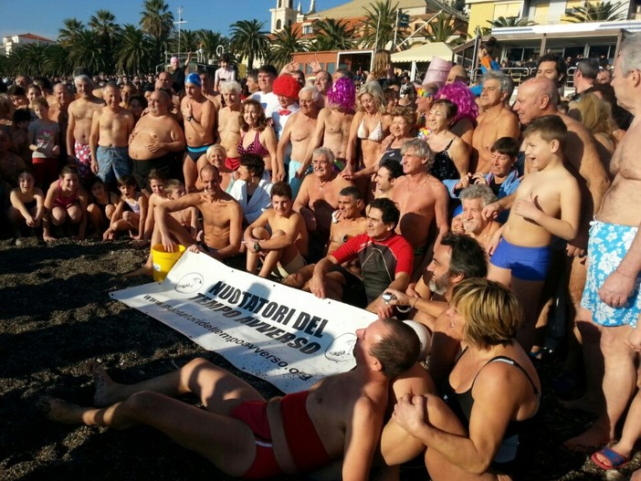 21° cimento di Pietra Ligure: in acqua 203 nuotatori del tempo avverso 21° cimento di Pietra Ligure: in acqua 203 nuotatori del tempo avverso