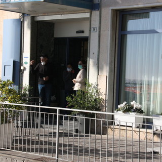 Coronavirus, Alassio: tensione alle stelle all'interno delle strutture. Le persone in isolamento: "Vogliamo tornare a casa" (FOTO e VIDEO)