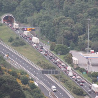 Incidente sull'A10 tra Borghetto e Pietra: 2 km di coda Incidente sull'A10 tra Borghetto e Pietra: 2 km di coda