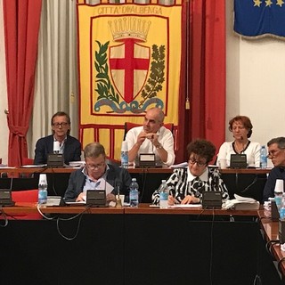 Bastia d'Albenga assediata dai Tir, la mozione non passa in Consiglio. La maggioranza: "Abbiamo già preso provvedimenti per risolvere l'annoso problema"