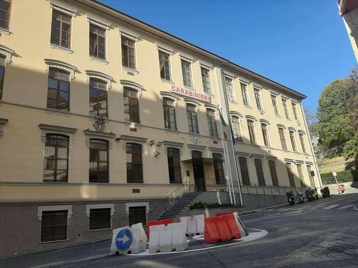 "No alla violenza sulle donne": la caserma dei carabinieri di Savona si illumina di arancione "No alla violenza sulle donne": la caserma dei carabinieri di Savona si illumina di arancione