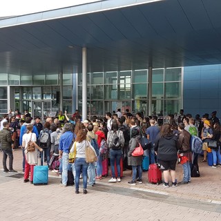 Caos dopo il deragliamento sul tratto Torino-Savona: "Trenitalia ha contattato 30 aziende di trasporto su gomma, garantiti solo quattro bus"
