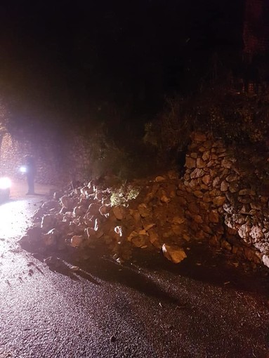 Finale, crolla un muro in via della Pineta: nessun ferito (FOTO) Finale, crolla un muro in via della Pineta: nessun ferito (FOTO)