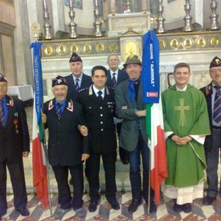 Festa dell'Arma dei Carabinieri  Acqui Terme. da sx:Brig. Ca. Pagoni (bandiera ANC), Cap. CC Quarta, Ten. Rossello (bandiera FIVL), Don Mozzoni, Ten. Ravera, di lato e alle spalle altri Soci ANC