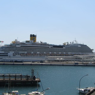 Savona, la Costa Fascinosa stazionata in porto allarma il Comitato Porto Elettrico: "In pieno agosto non possiamo tenere le finestre aperte"