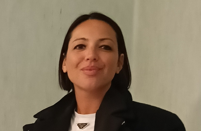 Spotorno, la consigliera Ciccarelli accusa: “Dal sindaco democrazia a corrente alternata: in piazza la celebra, in aula è autoritario”