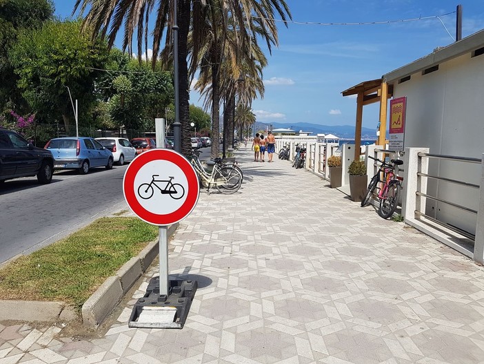 Slalom tra i pedoni sul lungomare di Albenga: posizionati cartelli di divieto alle biciclette