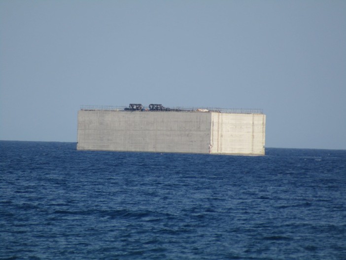 Vado, salpato il terzo cassone per la diga di Genova (FOTO) Vado, salpato il terzo cassone per la diga di Genova (FOTO)
