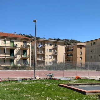 Finale, completato il restyling del "campetto rosso" di via Dante: dopo il nuovo fondo ecco la recinzione