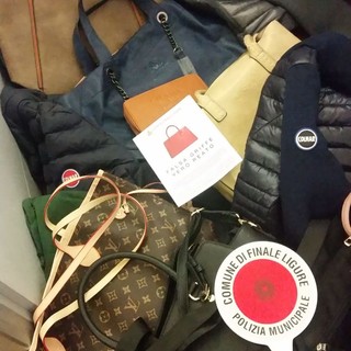 Finale Ligure: continua la lotta al commercio abusivo, sequestri e sanzioni