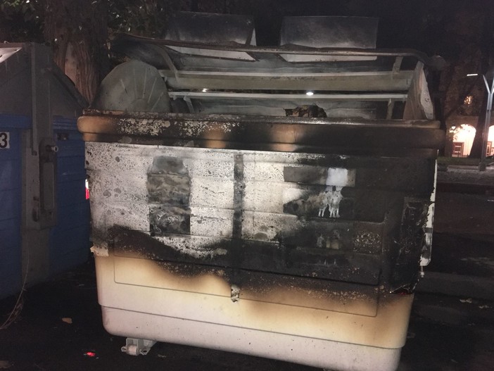 Torna la paura per i cassonetti incendiati a Savona