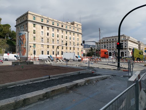 Corteo di camion paralizza il centro di Genova (VIDEO)