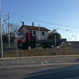 Camion sulle rotaie a Loano: la situazione è tornata alla normalità