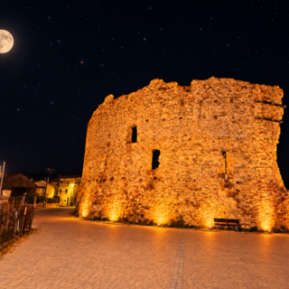 Bardineto, la Croce Verde illumina di arancione il Castello dei Marchesi del Carretto