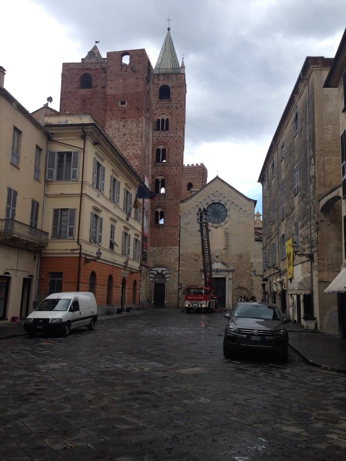 Albenga: altri calcinacci dalla Torre in Piazza San Michele