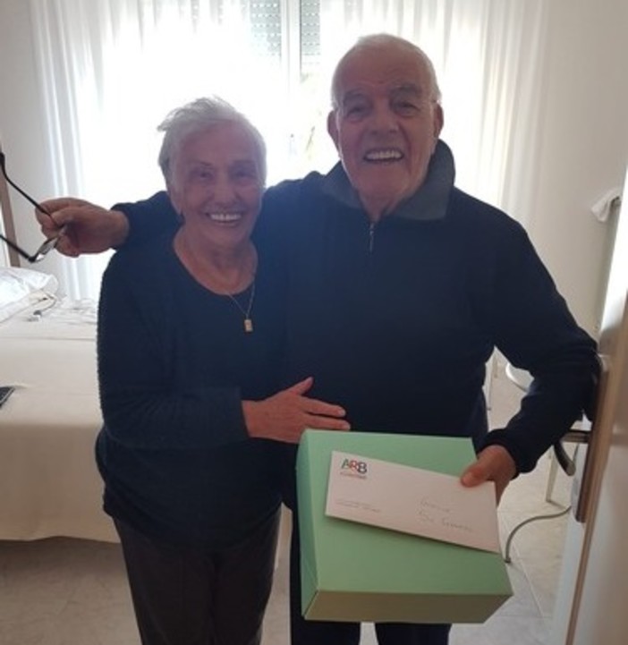 La bella storia di Gennaro, che anche in quarantena è riuscito a festeggiare il compleanno ad Alassio La bella storia di Gennaro, che anche in quarantena è riuscito a festeggiare il compleanno ad Alassio