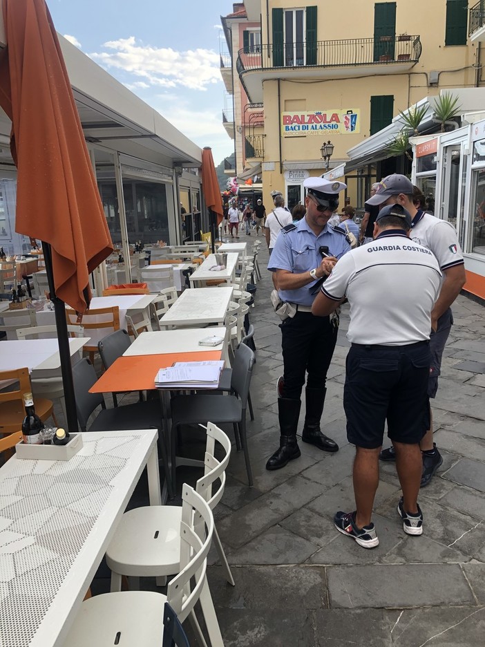 Sequestrati tavolini e sedie a un locale di Alassio: operazione congiunta della polizia locale e della guardia costiera