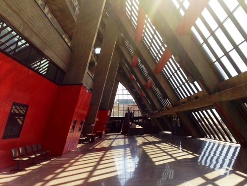 Gli entrano in casa mentre è in ospedale, devastano e rompono l'urna con le ceneri della moglie: scoperti dalla figlia, in due a processo