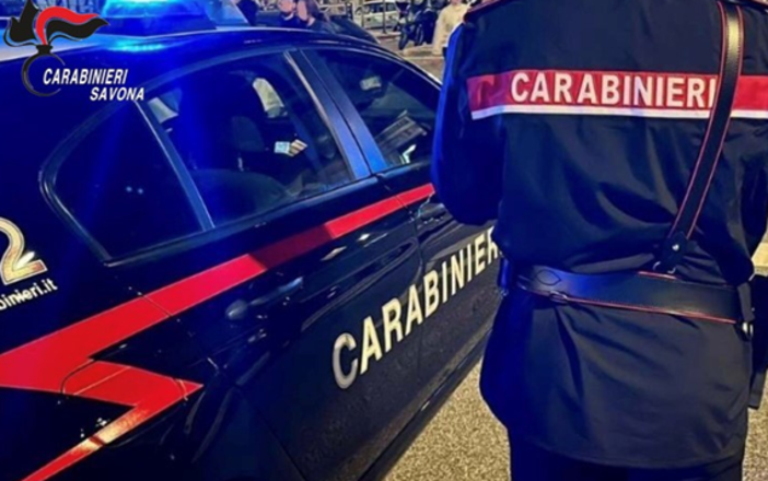 Cairo, scaglia un tombino contro la vetrina di un negozio e tenta di rubare capi di abbigliamento: arrestato Cairo, scaglia un tombino contro la vetrina di un negozio e tenta di rubare capi di abbigliamento: arrestato