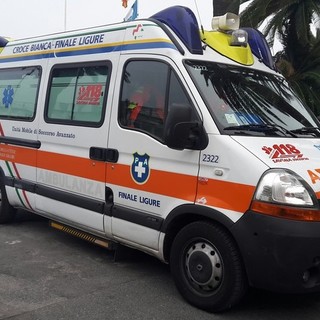 Accusa un malore in mare: turista soccorso a Finale Ligure