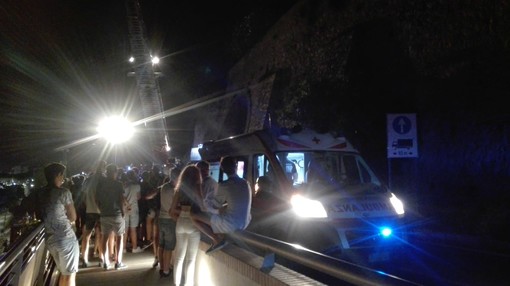 Cade sugli scogli a Capo Santo Spirito: 27enne soccorso da vigili del fuoco e 118 (FOTO e VIDEO) Cade sugli scogli a Capo Santo Spirito: 27enne soccorso da vigili del fuoco e 118 (FOTO e VIDEO)