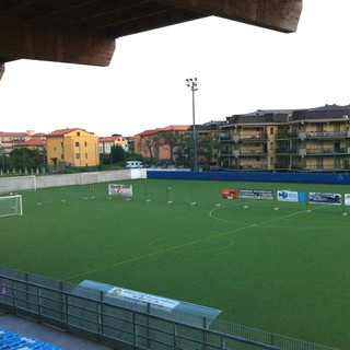 Allo stadio di Pietra Ligure con il coltello: tifoso 22enne colpito da Daspo