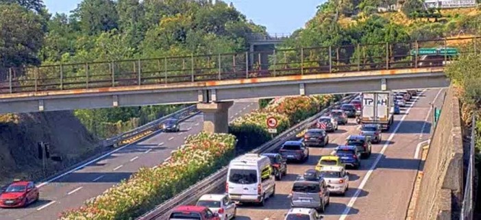 Tamponamento tra quattro auto e un camion nella galleria Pecorile sull'A10 a Celle: traffico in tilt Tamponamento tra quattro auto e un camion nella galleria Pecorile sull'A10 a Celle: traffico in tilt