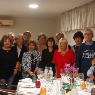 Loano, ragionieri diplomati nel ’73 si ritrovano ogni anno a cena e lanciano una sfida: “La prossima sarà la 50esima. Qualcuno ne ha fatte più di noi?”