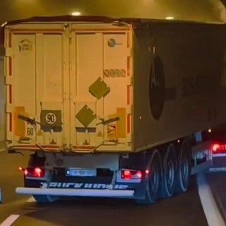 Autista accusa un malore alla guida, camion a zigzag in autostrada (VIDEO)