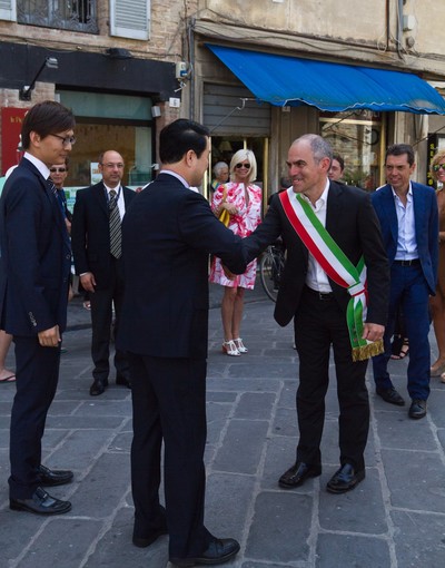 Ad Albenga il console della Cina per l'anteprima dell'Internazionale di Fotografia