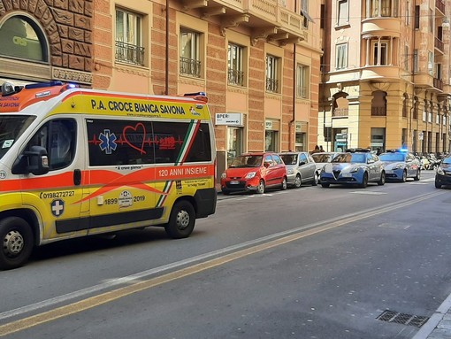 Savona, calci e pugni in via dei Vegerio: escoriazioni e trauma facciale per una donna