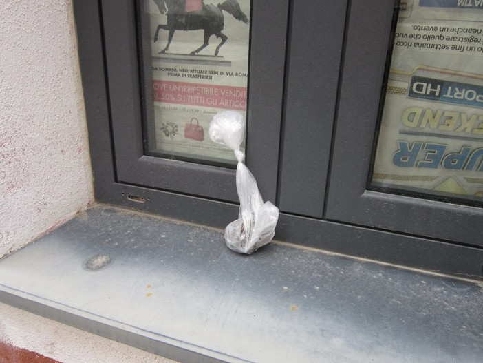 Ceriale: sacchetto di escrementi abbandonati su un davanzale in via Primo Maggio