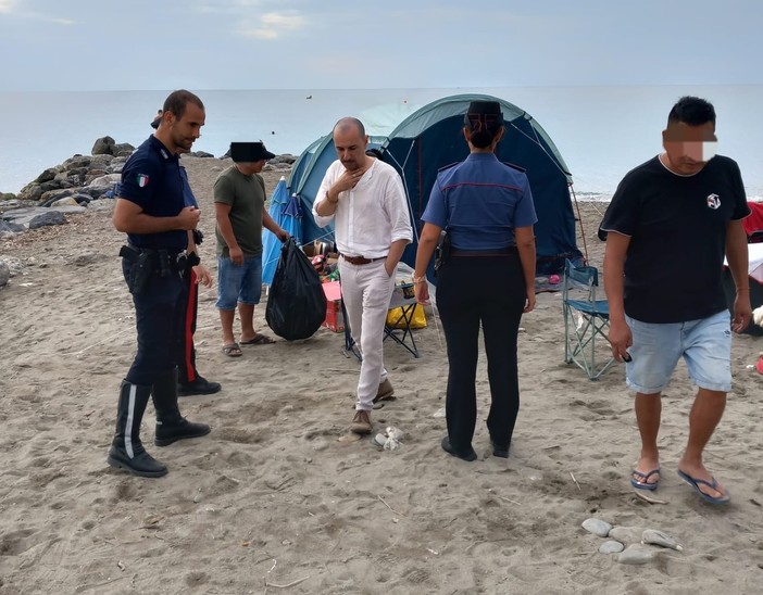 Albenga, campeggio abusivo sulla spiaggia libera alla foce del Centa sgomberato da carabinieri e polizia locale Albenga, campeggio abusivo sulla spiaggia libera alla foce del Centa sgomberato da carabinieri e polizia locale